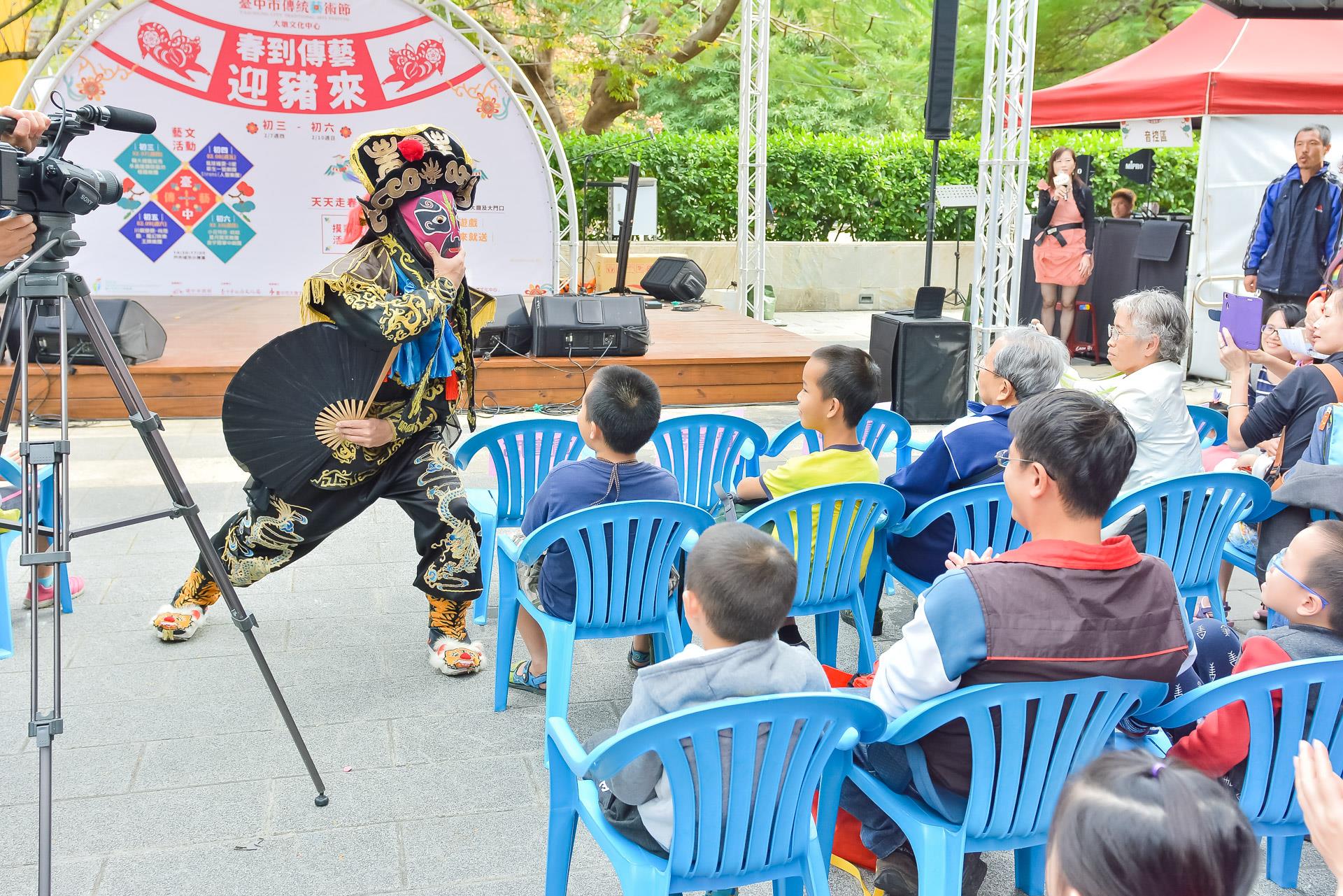 中國川劇變臉一出場馬上吸引人潮。
