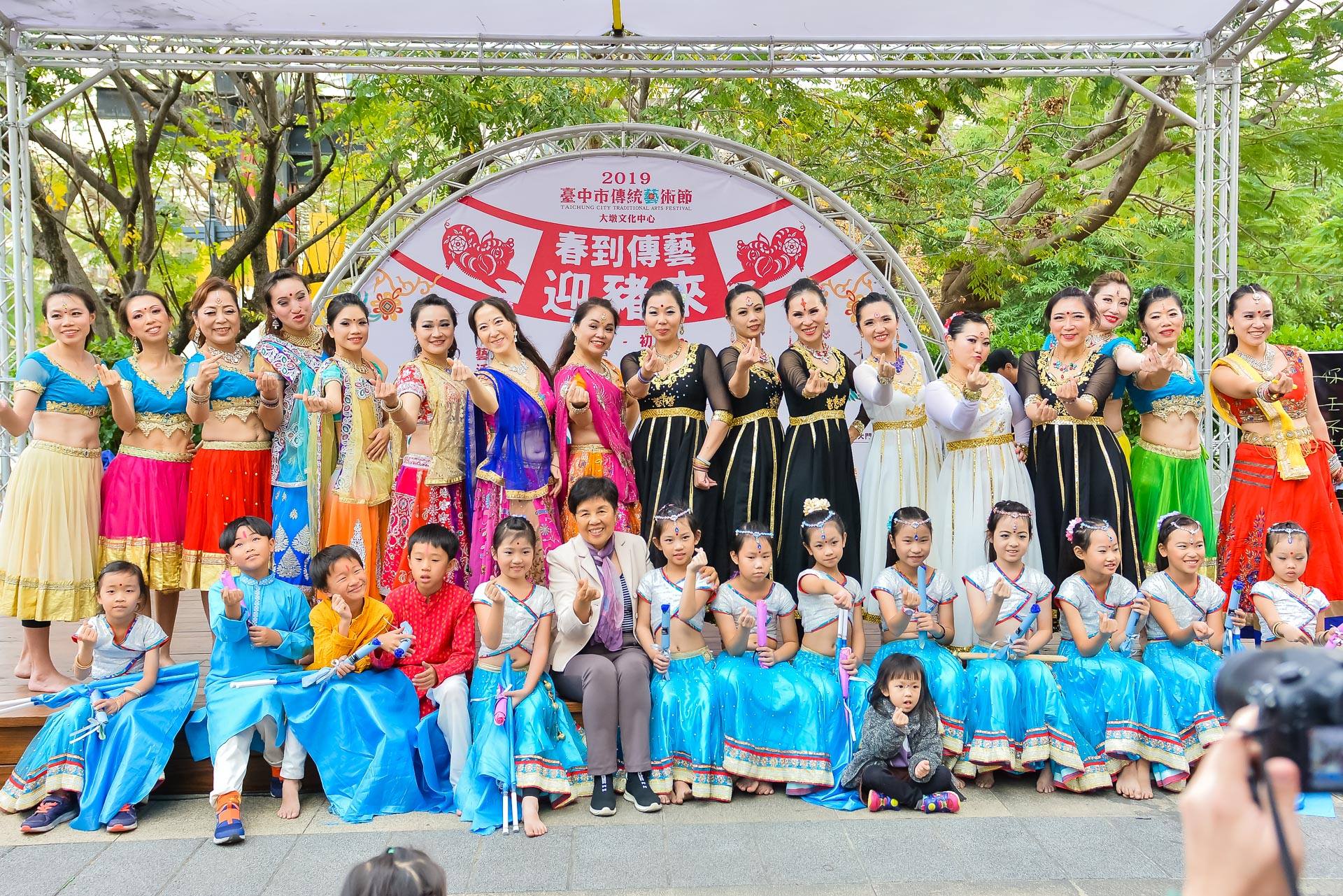 表演結束後，星月寶萊舞團團員與大墩文化中心陳秘書富滿一同合影留念。